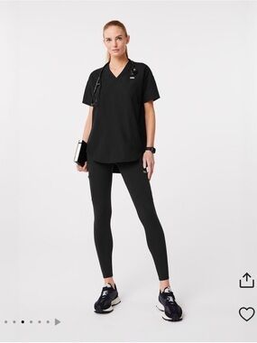 NWOT Figs Halle V-Neck Tunic Scrub Top - Black